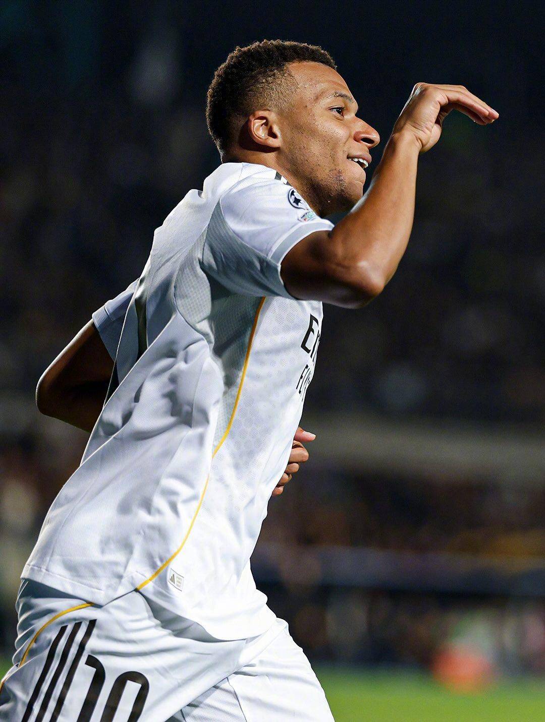 皇马险胜巴黎,姆巴佩送出助攻 皇马险胜巴黎,姆巴佩送出助攻