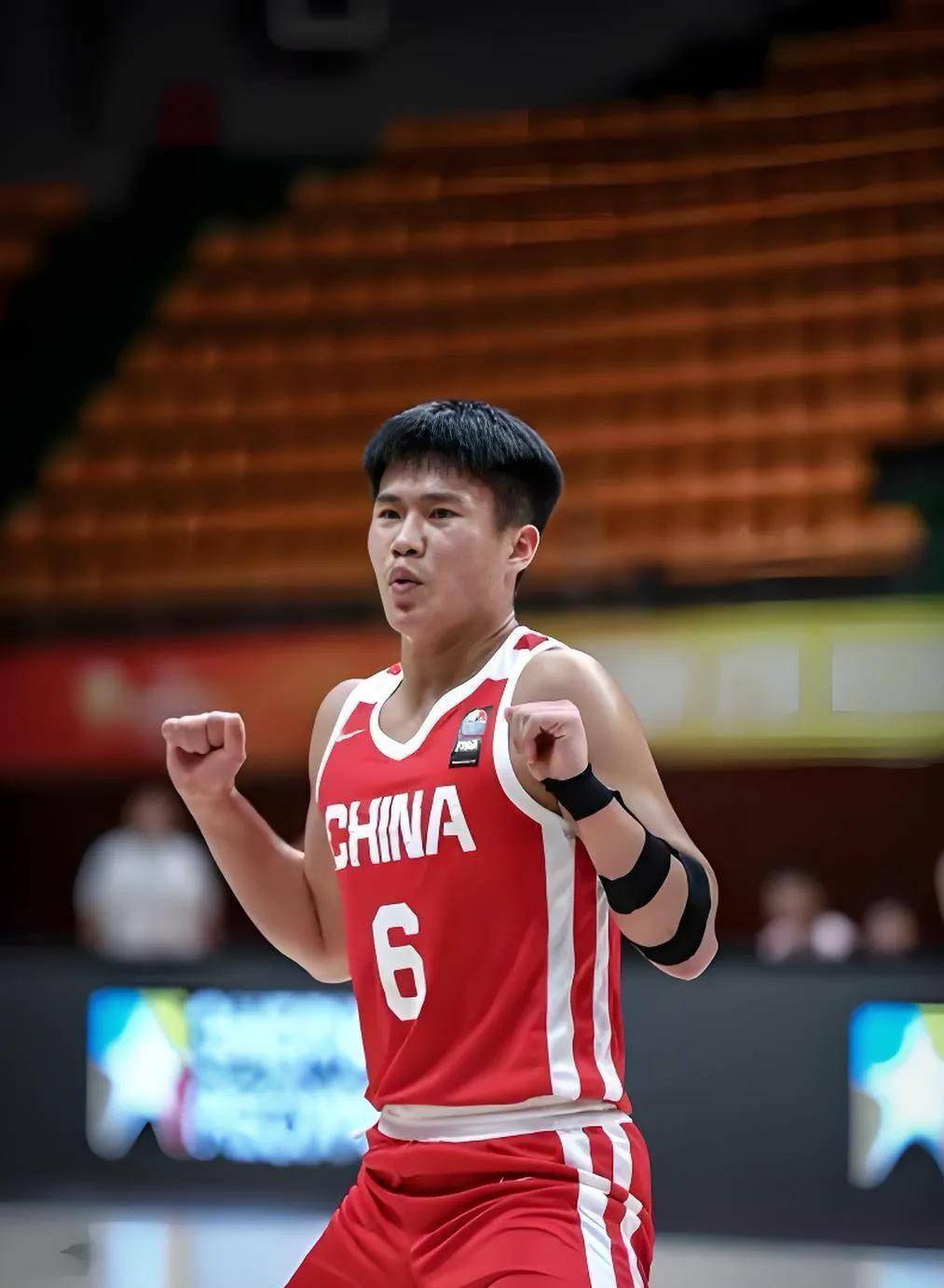 中国选手在赛场上的出色表现,引发掌声 中国选手在赛场上的出色表现,引发掌声