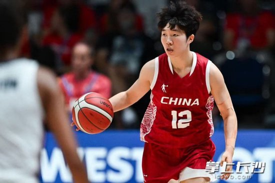 中国选手在赛场上的出色表现,引发掌声 中国选手在赛场上的出色表现,引发掌声