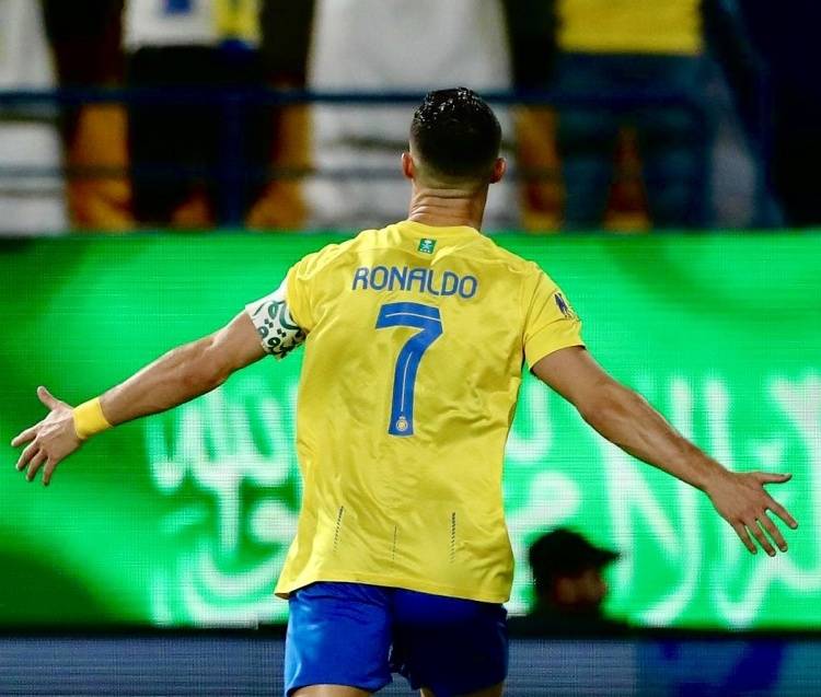 关于追逐胜利的足球明星们的奋力拼搏的信息 关于追逐胜利的足球明星们的奋力拼搏的信息